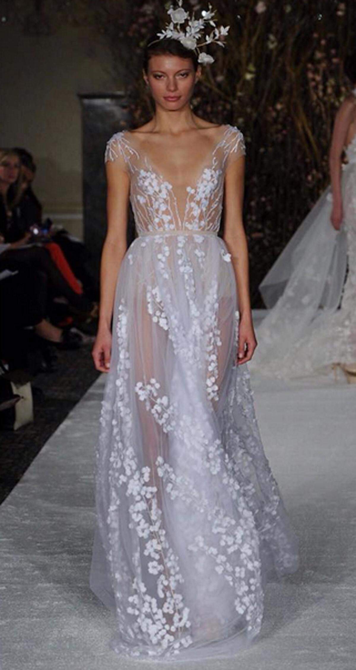 ... oder das Kleid von Mira Zwillinger. Bei diesem Trend muss man Modemut beweisen.