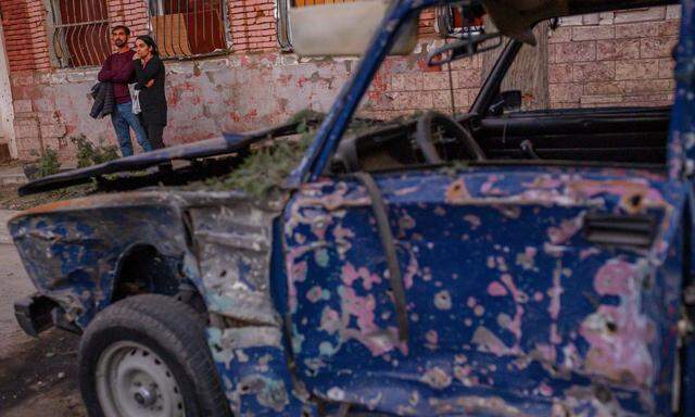 Trotz offizieller Feuerpause klingen die Gefechte nicht ab: Zerstörtes Auto in der aserbaidschanischen Stadt Gandscha.