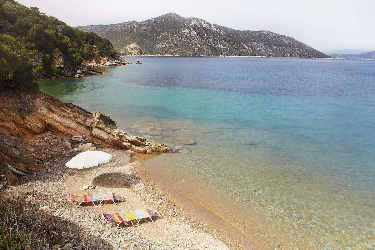 Eingebettet zwischen Euböa und dem griechischen Festland ist die Insel Heimat von kleinen Hügeln, idyllischen Buchten und einer Vielzahl tausend Jahre alter Olivenhaine.