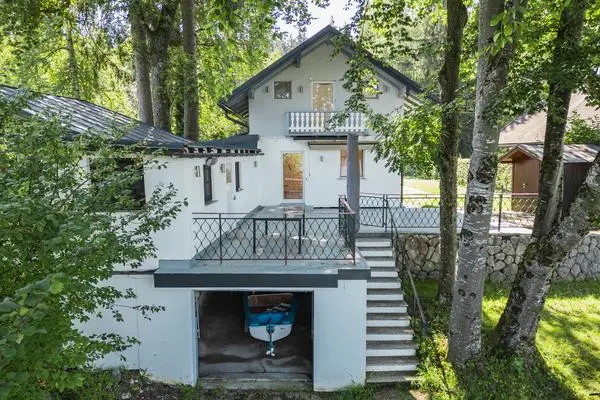 House with 80 square meters of living space on Lake Wallersee.
