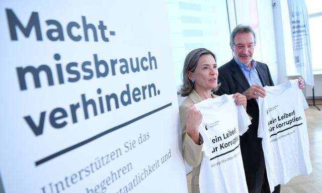 Gallup-Chefin Andrea Fronaschütz und Verfassungsjurist Heinz Mayer im Rahmen einer Pressekonferenz zum Antikorruptions-Volksbegehren