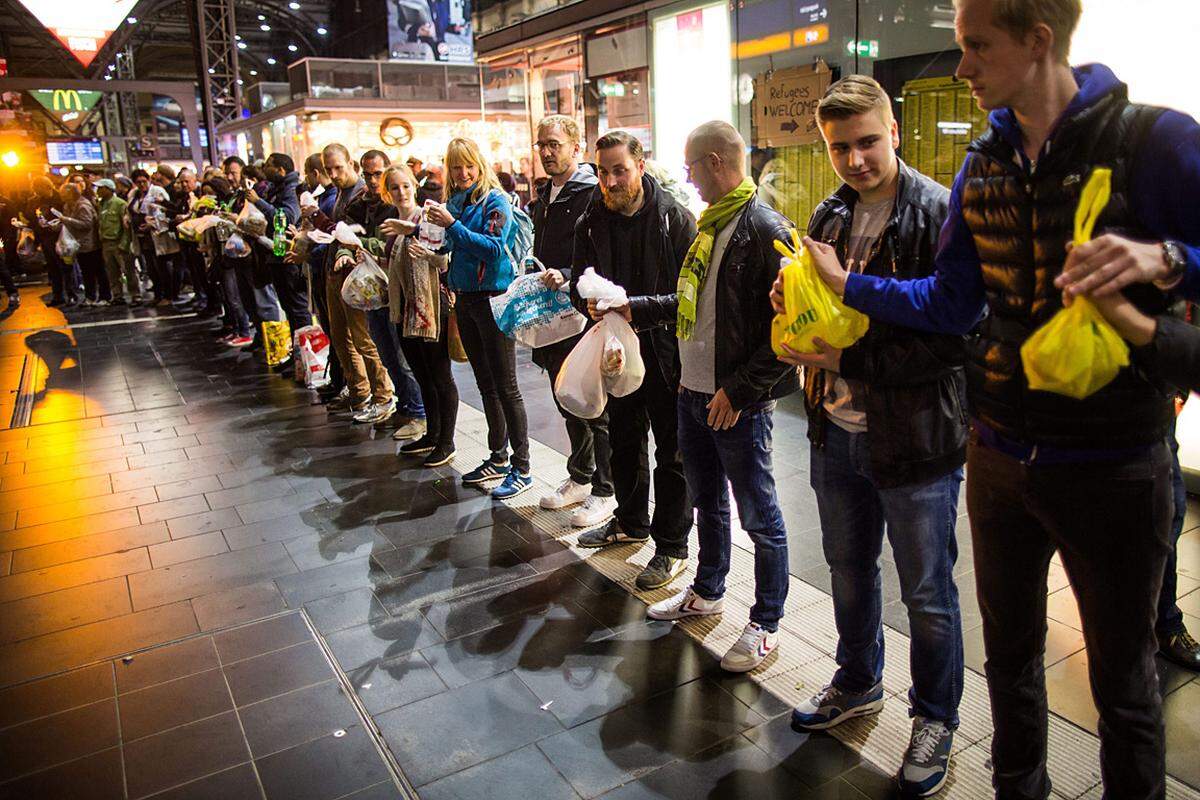 Helfer warten in Frankfurt auf die Flüchtlinge.