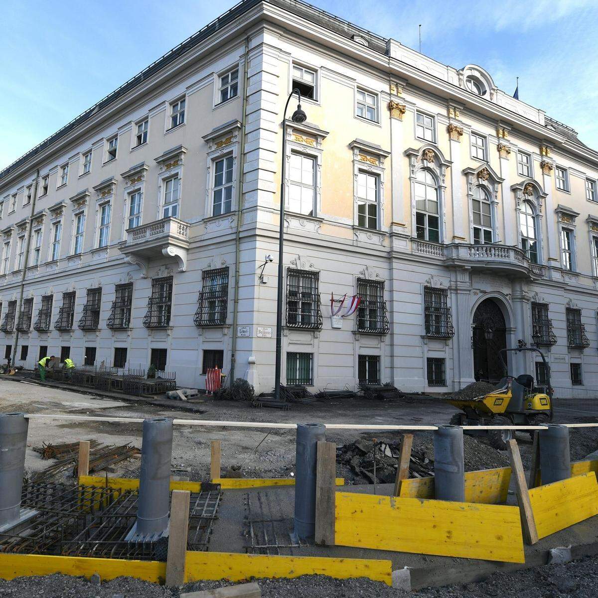 So ganz genau weiß man in Sachen Stadtplanung nie, aus welchen Plänen tatsächlich etwas wird. Welche Projekte sich lang verzögern, welche scheitern oder was – wir denken an die Mauer 2017 am Ballhausplatz, die schnell zu Pollern wurde – an Überraschungen dazukommt. In Wien wird jedenfalls 2018 einiges an prominenten Plätzen gebaut – oder geplant. Ein Überblick.