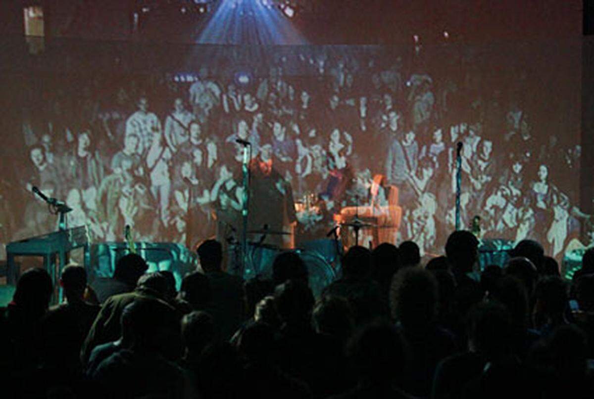 Und das vom Publikum so heiß ersehnte Konzert? Das ist natürlich ins Wasser gefallen ("Schade. Die 7000 Euro Gage!").  Denn Ja, Panik ließen sich erst nach rund 40 Minuten auf der Bühne blicken - zum Abbauen. Brav wurden die in davor schönes weißes Papier eingewickelten Instrumente wieder eingepackt.  Zurückgeblieben ist ein kleiner Hauch von Revolution, ein verbaler statt musikaler Auftritt, in dem das Motto des Festivals jedoch zumindest an diesem Tag am treffendsten umgesetzt wurde. Im Bild: Die Instumente von Ja, Panik