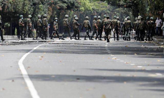 Die Regierung in Sri Lanka hat wegen der anhaltenden Proteste auch die Militärpräsenz erhöht. 