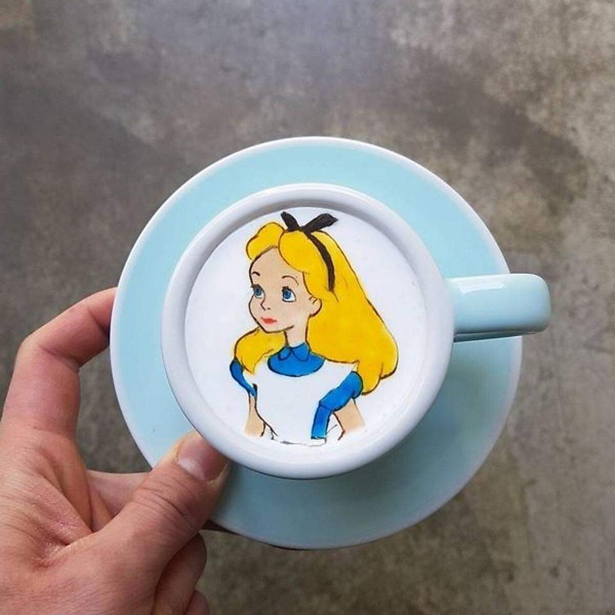 ... oder Alice im Wunderland: Dieser Milchschaum ist fast zu schön zum Schlürfen. Woraus die Bilder bestehen? In einem Interview mit "Lonely Planet" wollte der Latte-Artist sein Geheimrezept nicht verraten.