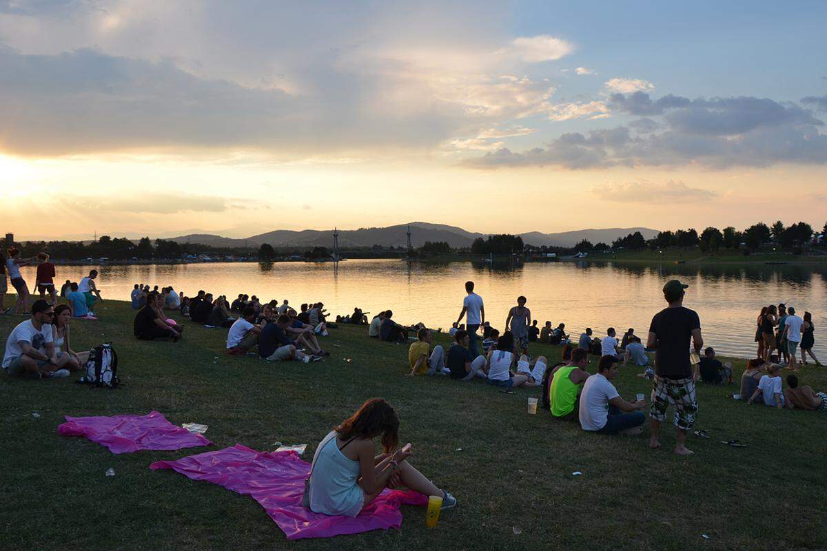 Bevor man sich den noch ausstehenden musikalischen Highlights am finalen Tag hingab, tankten die Besucher Energie und letzte Sonnenstrahlen am Seeufer.