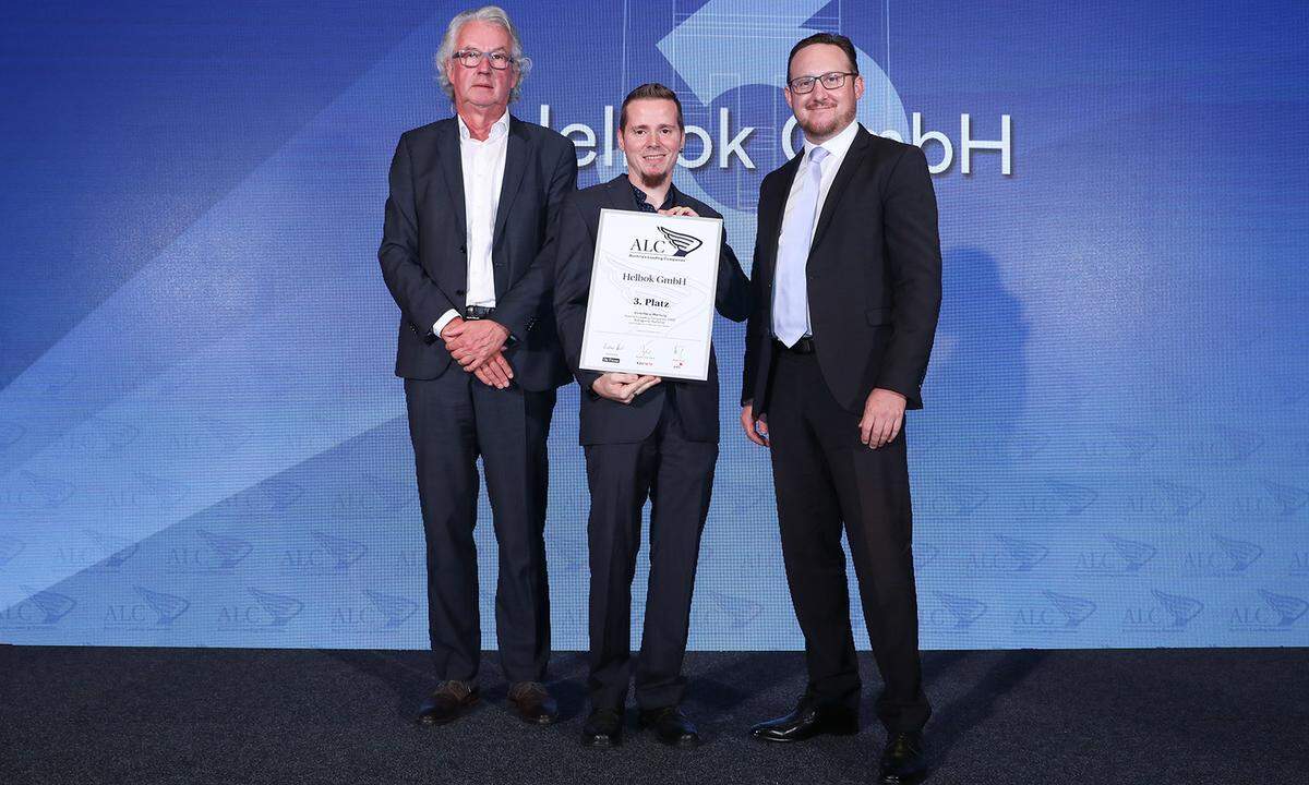 Auszeichnung 3. Platz National tätige Kleinbetriebe für die Helbok GmbH (v.l.): Wirtschaftskammer Vorarlberg-Vizepräsident Eduard Fischer, Helbok Projektleiter Fernando Mülleder und Commerzbank-Abteilungsdirektor Ferdinand Pesta.