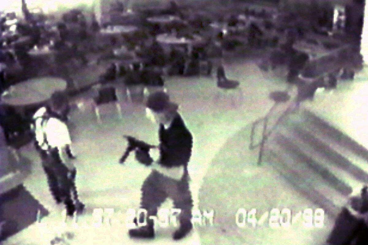 20. April 1999: Bei einem Überfall auf ihre Schule in Littleton (US-Bundesstaat Colorado) töten zwei Jugendliche mit Schusswaffen und Sprengsätzen zwölf Mitschüler und einen Lehrer. 26 Personen werden verletzt. Die Attentäter begehen nach dem Massaker in der Columbine-Highschool Selbstmord.