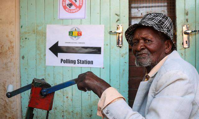 Nesbert Mhange, 78, wartet auf seine Stimmabgabe in Harare, Simbabwe.