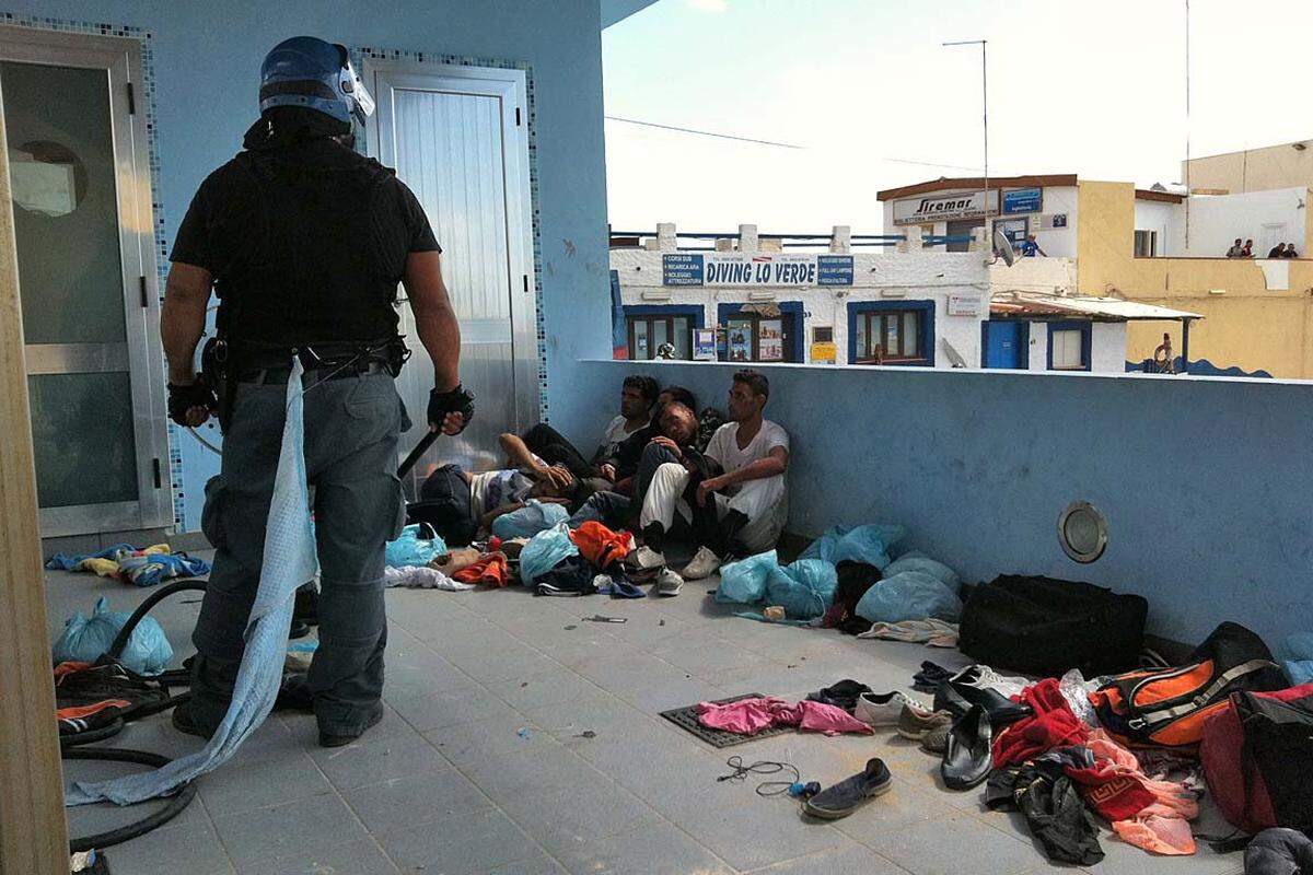 Die Migranten steckten das Auffanglager der Insel in Brand und lieferten sich in der Folge Straßenschlachten mit der Polizei.