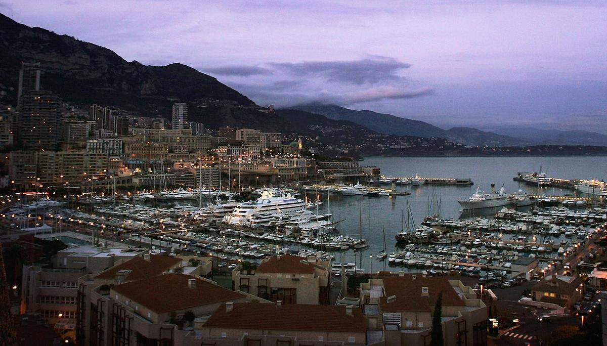 Dass man in Monaco auf kleinstem Raum wohl auf die meisten Reichen trifft, ist nichts Neues. Ebenfalls nicht verwundern dürften die Stellplatzgebühren am Hafen. Pro Tag muss man 1394 Dollar berappen.