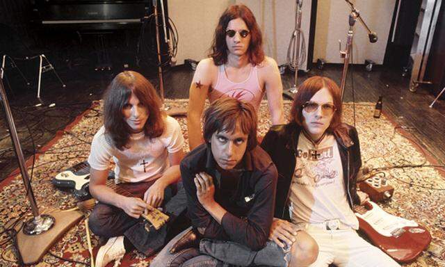 Am Boden: die Proto-Punkband The Stooges. Vorne in der Mitte: Iggy Pop.