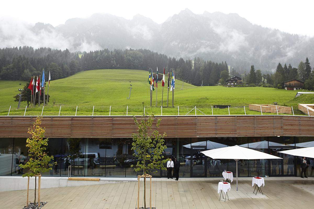 Das Congress Centrum in Alpbach wurde von März 2015 bis Juli 2016 erweitert und modernisiert. Wie auch bisher ist der Großteil des Gebäudes in den Hang hinein gebaut und damit von außern nicht sichtbar.
