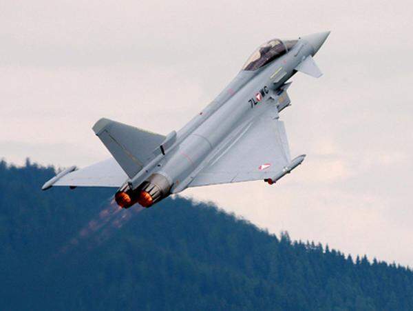 Pikantes Detail am Rande: Die Eurofighter sind nachtblind. Im Zuge des Sparpaketes bestellte Darabos nämlich die Nachtsichtgeräte der Jets ab. Der Verteidigungsminister begründete die Sparmaßnahme mit der Sicherheitsdoktrin aus dem Jahre 2001, wonach eine unmittelbare militärische Bedrohung Österreichs aus der Luft nicht vorliegt. Laut dem Militärluftfahrt-Journalist Georg Mader sind Eurofighter-Piloten ohne die Infrarot-Such- und Zielverfolgungsgeräte aber nicht in der Lage, unbekannte Flugzeuge in der Nacht zu identifizieren.