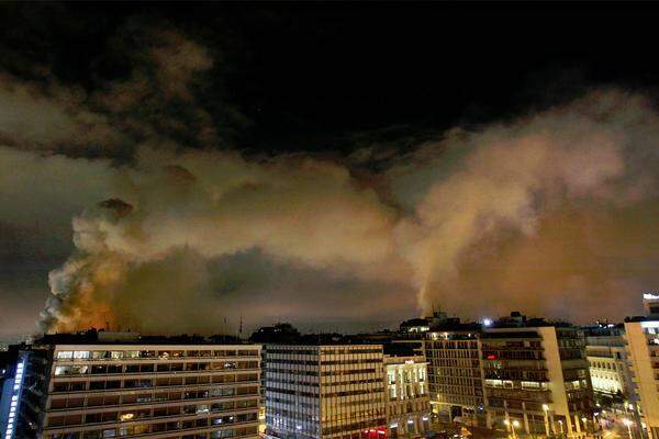 Die Müllabfuhr und dutzende Mitarbeiter der Stadt arbeiteten in der Früh auf Hochtouren, um die Trümmer zu beseitigen. 45 Gebäude wurden nach Feuerwehrangaben angezündet. Einige davon brannten völlig aus.