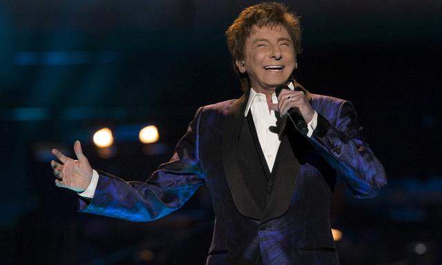 FILE PHOTO: Recording artist Manilow performs during his ´One Last Time! Tour´ at Staples Center in Los Angeles