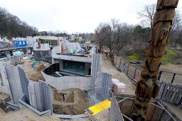 Noch sieht alles unfertig aus, tatsächlich gehen die Bauarbeiten nun in die Endphase. Für die Besucher wird es mehrere Zugänge geben. Die Außenanlage wird mit Wiesen, Geröll, Felsen und Höhlen gestaltet und soll eine "Sommerlandschaft" in der Arktis simulieren.