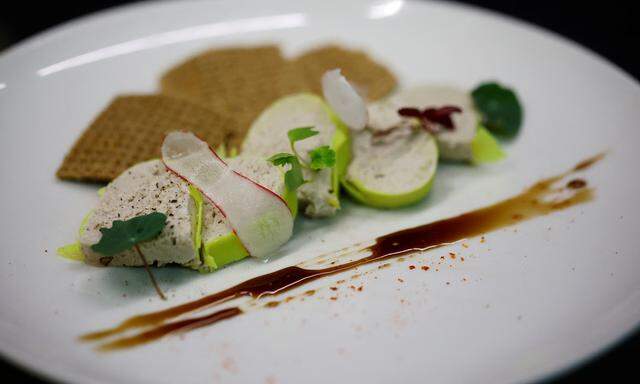 Ein Gericht aus „Faux-Gras“, einer veganen Alternative zu Foie Gras, zubereitet von Fabien Borgel, im Restaurant „42 Degres“ in Paris, Frankreich