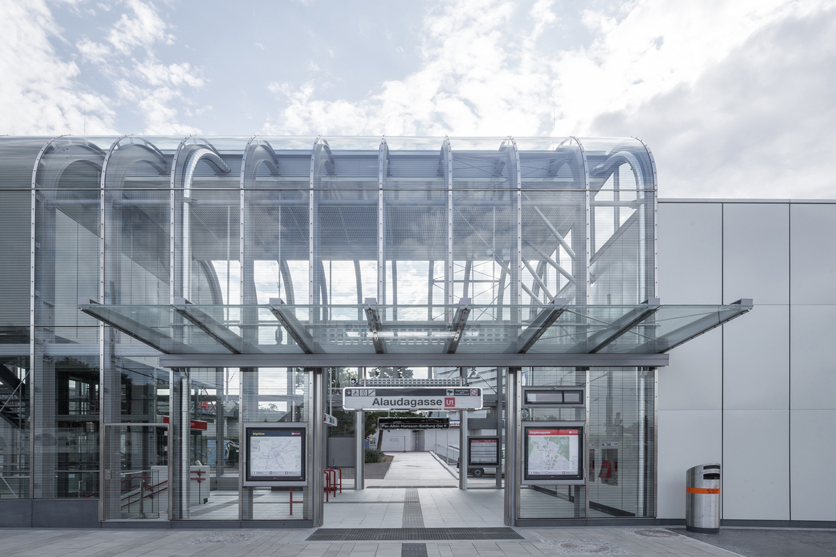 Station Alaudagasse. Zugangsgebäude bei der Per-Albin-Hansson-Siedlung Ost