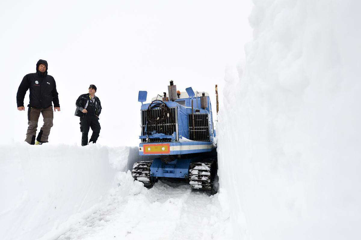 Wegen der Lawinengefahr gestalteten sich die Arbeiten dieses Jahr eher schwierig. Fünf Schneefräsen, die von zwölf Mitarbeitern bedient wurden, benötigten zur Räumung der Panoramastraße heuer 14 Tage.