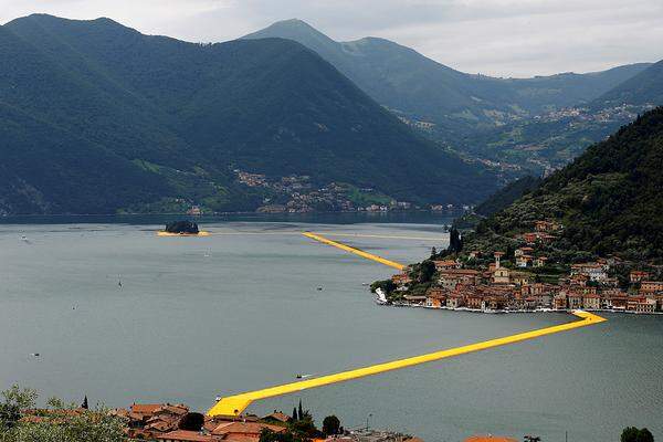 Die 16 Meter breiten und drei Kilometer langen Stege verbanden die 450 Meter hohe Monte Isola, die höchste Insel in einem Süßwassersee in Europa, mit dem Dorf Sulzano auf dem Festland und der kleinen Insel San Paolo.