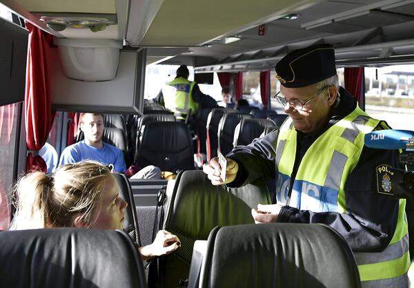 Platz 4 ging an Nachbarland Schweden... Im Bild: Schwedischer Polizist kontrolliert Ausweise in einem Bus bei Lernacken am Öresund