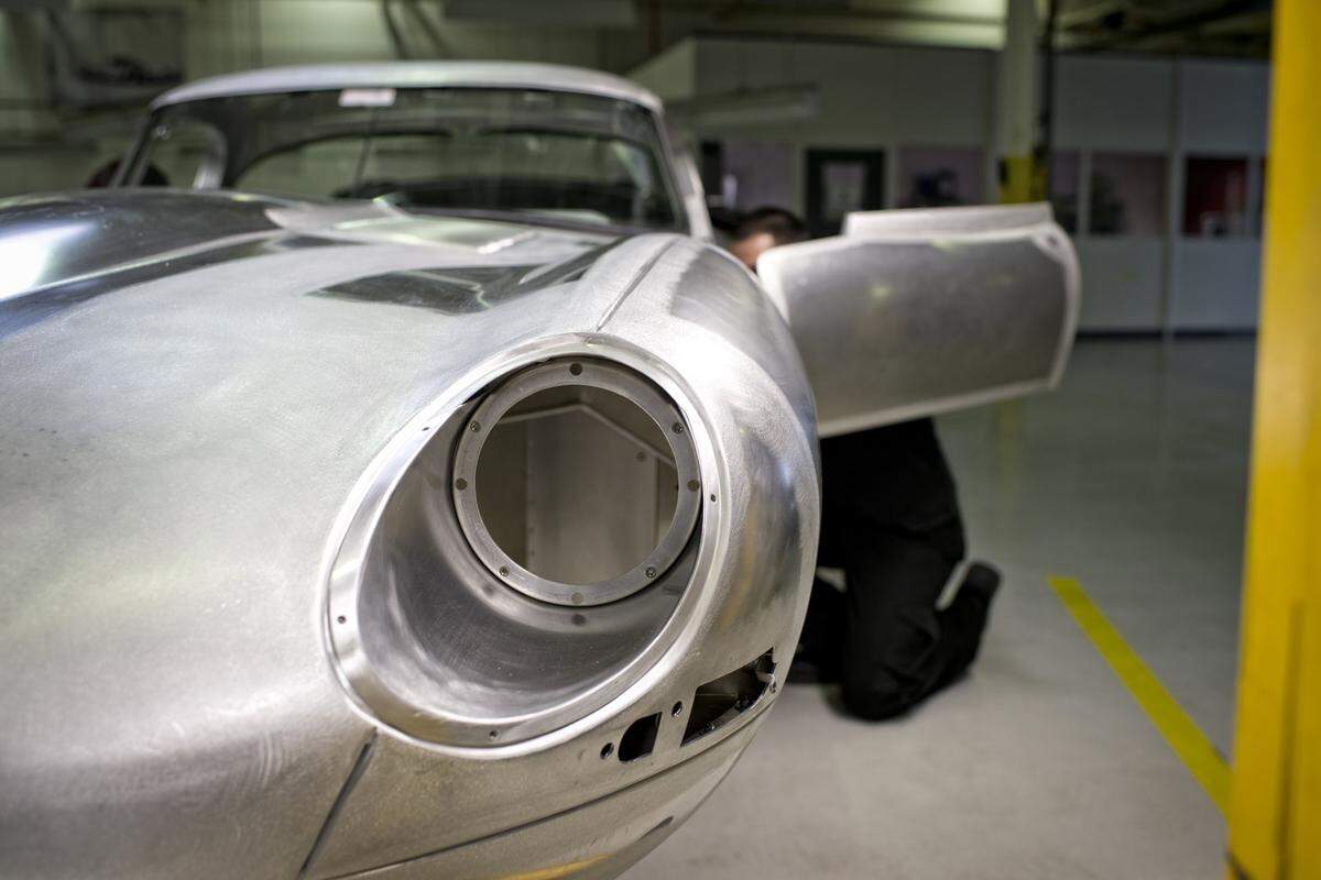 Zunächst setzte Jaguar den Bau einer "Lightweight"-Serie des E-Type fort.