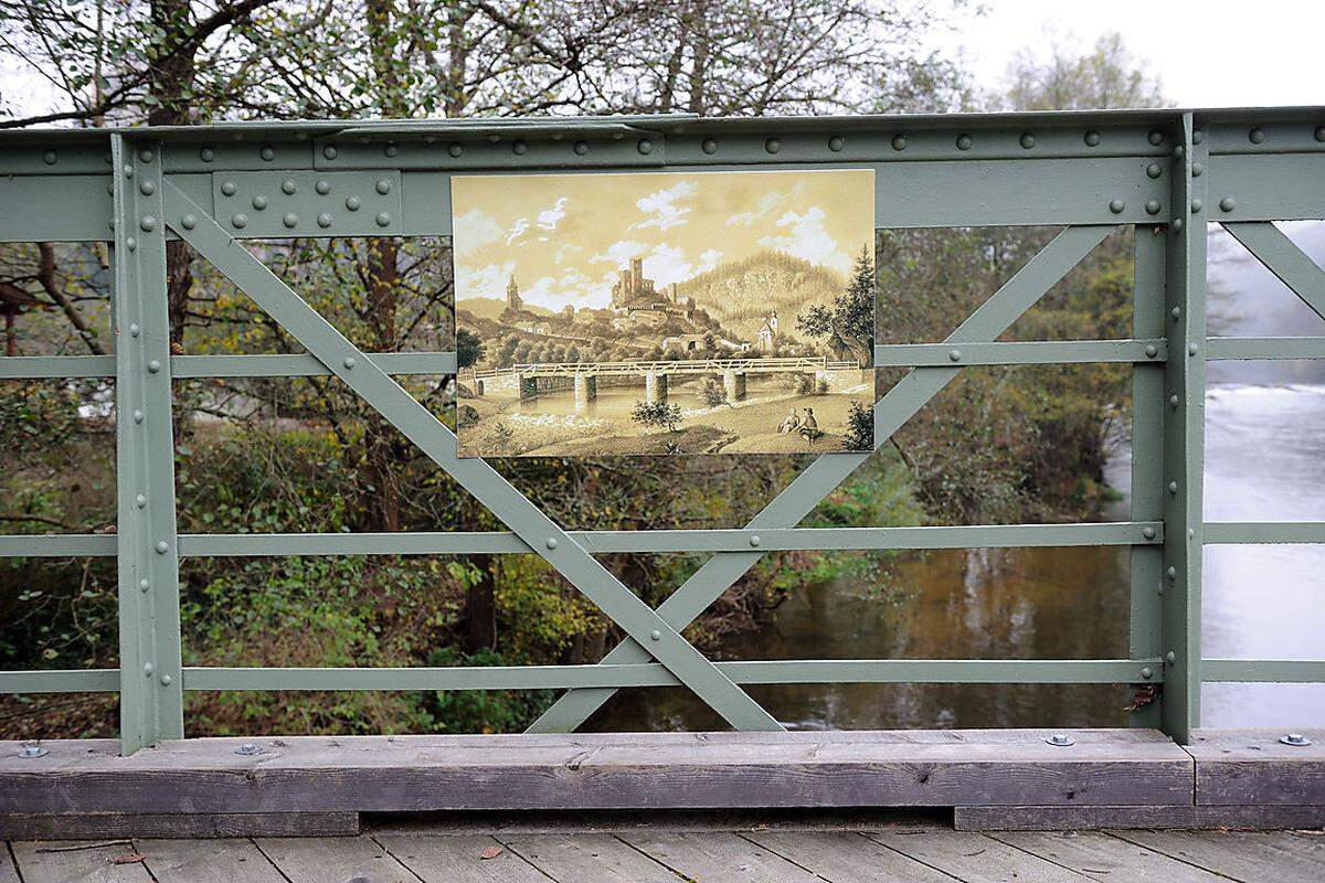Heute erinnert eine Ausstellung bei der Brücke an die Öffnung, die darauf folgende Instandsetzung der Brücke und das große Fest zur Neu-Eröffnung.