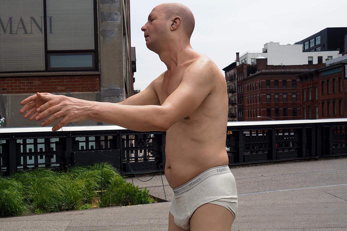 "Sleepwalker" (Schlafwandler) hat Künstler Tony Matelli sein bemaltes Werk aus Bronze getauft, das im High-Line-Park im Südwesten Manhattans zu sehen ist.