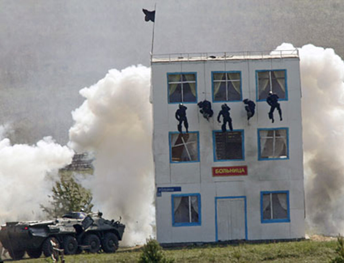 Es war die erste gemeinsame Militärübung der sechs Staaten, die sich 2001 zur SCO zusammengeschlossen hatten, um ein Gegengewicht zur Übermacht der USA zu schaffen.