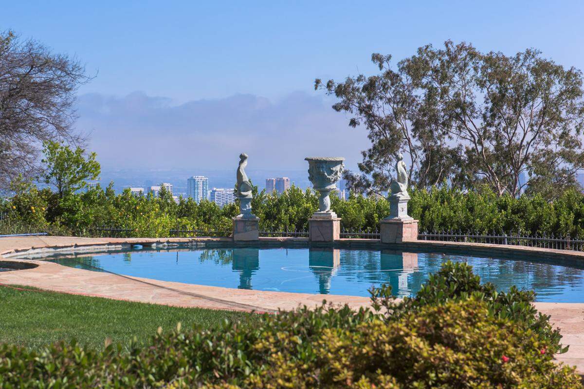 Von der früheren Taylor-Residenz mit sechs Schlafzimmern, Pool und einem weitläufigen Garten hat man einen Blick über die Skyline von Los Angeles bis zum Pazifik.