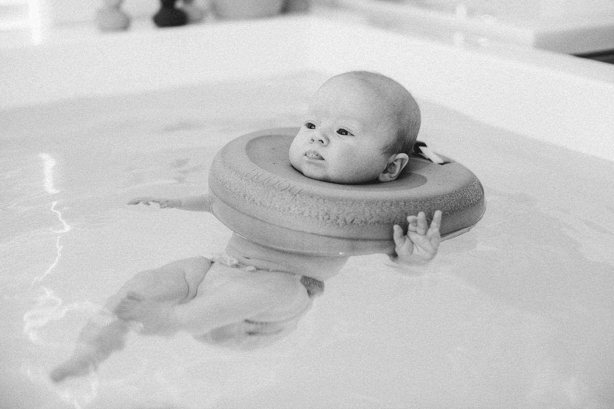 Das Wasser wird mit Ozon gereinigt. Säuglinge unter acht Wochen schwimmen in speziellen Wannen mit destilliertem Wasser. Nach dem Sport werden die Babys in ein warmes, speziell gereinigtes Handtuch gewickelt.