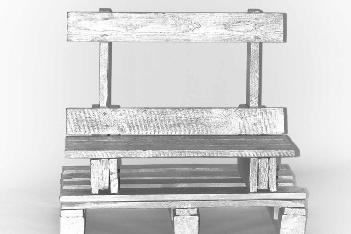 Was bei Lois Weinbergers Objekt aus der ak7-Edition wie Holz aussieht, ist Aluminium.