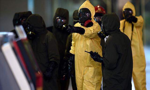 Spezialeinheiten reinigten den Flughafen in Kuala Lumpur von Giftrückständen.