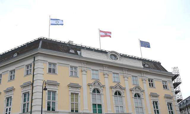 WIEN: ISRAELISCHE FAHNE  ALS ZEICHEN DER SOLIDARITAeT AM BUNDESKANZLERAMT GEHISST