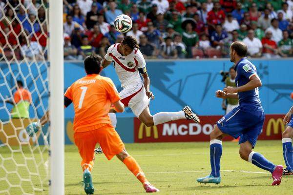 Costa Rica! Die Gruppe D wurde als „Horror-Gruppe“ ausgeschrieben. Kaliber wie Italien, Uruguay und England wurden besprochen, doch Costa Rica trumpft auf. Nach dem 3:1 gegen die Urus siegt man mit 1:0 gegen Italien - und schickt England damit auf die Heimreise.