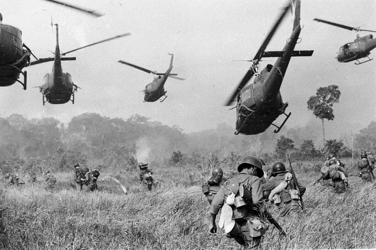 Der erste Bombenregen aus US-Maschinen prasselt Ende 1964 auf Nordvietnam nieder – eine Antwort auf die Scharmützel der FNL. Bis zum Ende des Krieges entstehen landesweit rund 25 Millionen Bombenkrater. Bauern werden in überwachte „strategische Wehrdörfer“ umgesiedelt, damit sie die FNL nicht unterstützen können.