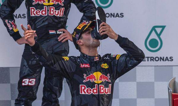 Daniel Ricciardo trinkt dann doch viel lieber aus seinem Schuh