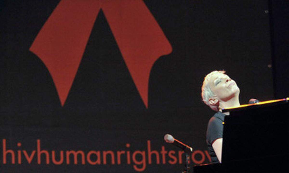 Sie tritt mit dem T-Shirt des politischen Protests auf. „HIV positive" steht darauf, es ist als Solidaritätserklärung zu verstehen und als Kampfansage an all jene, die glauben, das Problem von HIV und Aids sei schon erledigt. Und Annie Lennox kämpft weiter und trägt als Abschluss der Kundgebung mit einem Konzert am Heldenplatz das ihre bei.