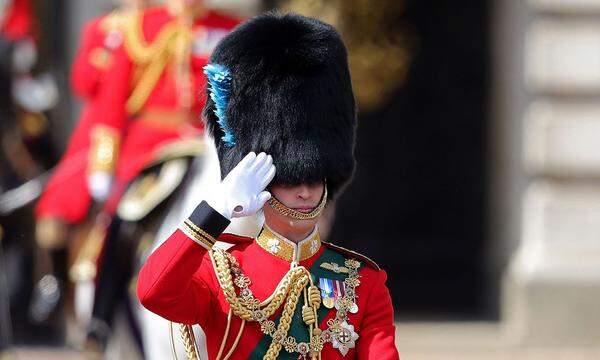 In der Uniform kaum zu erkennen: Prinz William salutiert im Rahmen der Feierlichkeiten in London.