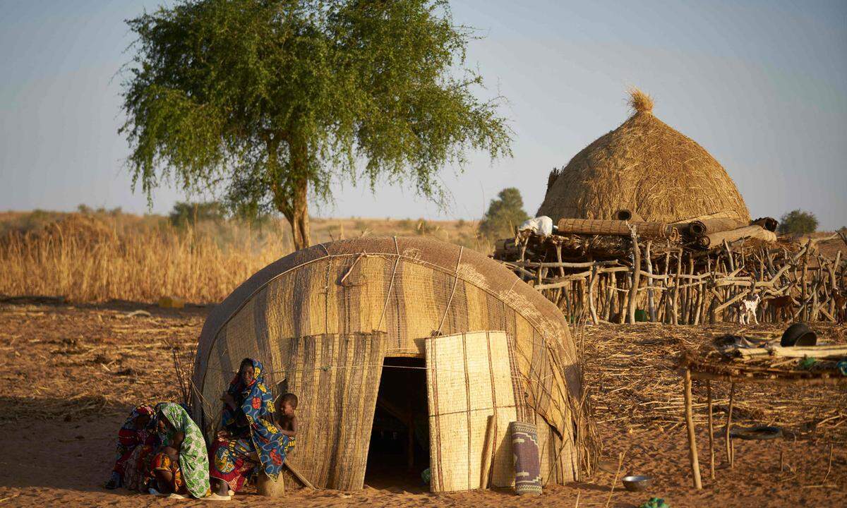 Burkina Faso ist ein Beispiel dafür, wie ein einst stabiler Staat innerhalb weniger Jahre in den Griff von Terrorgruppen geraten kann. Seit 2015 haben Jihadisten, die sich teils als Ableger der al-Qaida oder der IS-Terrormiliz verstehen, dort Fuß gefasst. Fast täglich kommt es im Land in der Sahelzone mittlerweile zu blutigen Anschlägen. Der Terrorismus wird auch durch die Lebensbedingungen befördert: Burkina Faso ist eines der ärmsten Länder der Welt. Von den 20 Millionen Einwohnern leben 40 Prozent unter der Armutsgrenze. Eine Million Menschen sind laut UNO auf Nothilfe angewiesen. In den Konfliktgebieten steigen Mangelernährung und Nahrungsmittelunsicherheit rapide an. Tausende Schulen und Dutzende Gesundheitseinrichtungen mussten geschlossen werden.