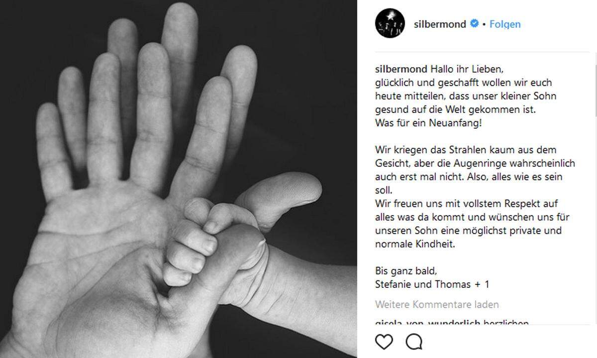 Die beiden posteten ein Schwarz-Weiß-Foto, das zeigt, wie zwei Erwachsenenhände übereinanderliegen und eine kleine Hand nach einem Daumen greift. "Wir kriegen das Strahlen kaum aus dem Gesicht, aber die Augenringe wahrscheinlich auch erst mal nicht", stellen die beiden fest: "Also, alles wie es sein soll." Für ihren Sohn wünschen sie sich "eine möglichst private und normale Kindheit". Viele Fans gratulierten den frisch gebackenen Eltern bereits auf Instagram und Facebook.