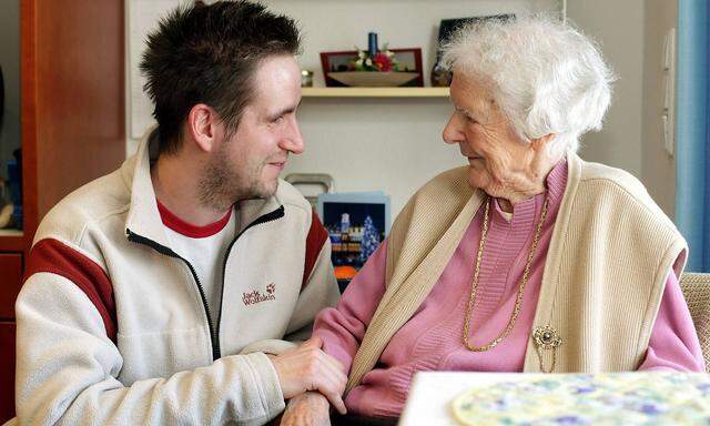 Zivildienstleistender mit einer Seniorin in einem Altersheim