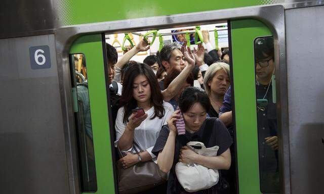 "Tsukin Jigoku" ("Pendler-Hölle") nennen die Japaner den alltäglichen Berufsverkehr in den chronisch überfüllten Bahnen 