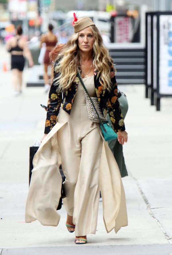 Ihren eigenwilligen Look hat Carrie Bradshaw auch in ihren 50ern beibehalten.