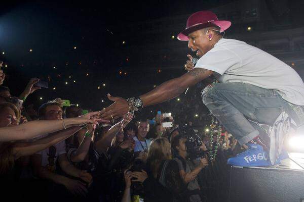 Stellen Sie sich vor, Sie sind gemeinsam mit Ihrem Idol auf ein und derselben Bühne. Dieser Traum wurde in der Marx Halle für eine Handvoll Jugendlicher Wirklichkeit: Sie durften Seite an Seite mit dem amerikanischen Popstar Pharrell Williams, der am Donnerstagabend in Wien konzertierte, tanzen. Er hatte die Fans auf die Bühne gebeten. Ungebeten waren dagegen die mehrmaligen Versuche, ein Selfie mit dem "Happy"-Sänger zu machen.Text: mtp