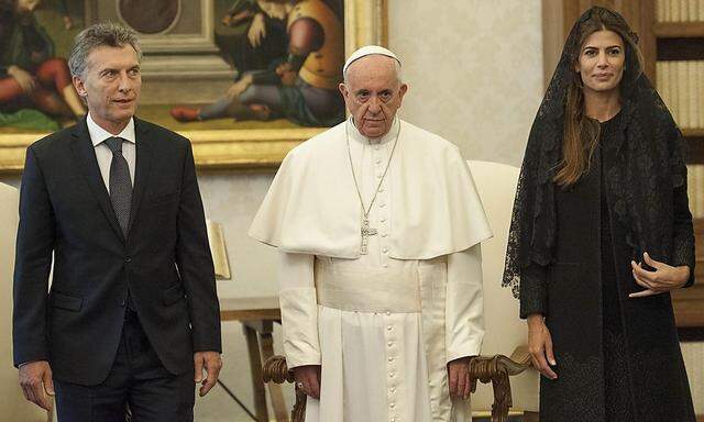 Macri und der Papst mit bitterernstem Blick.
