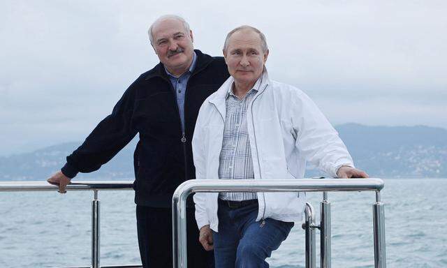 Alexander Lukaschenko und Wladimir Putin. Der Herrscher von Belarus ist von Russlands Präsidenten abhängig.