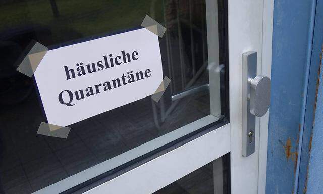 Haustuer und haeusliche Quarantaene Haustuer und haeusliche Quarantaene, 12.03.2020, Borkwalde, Brandenburg, An einer Haustuer